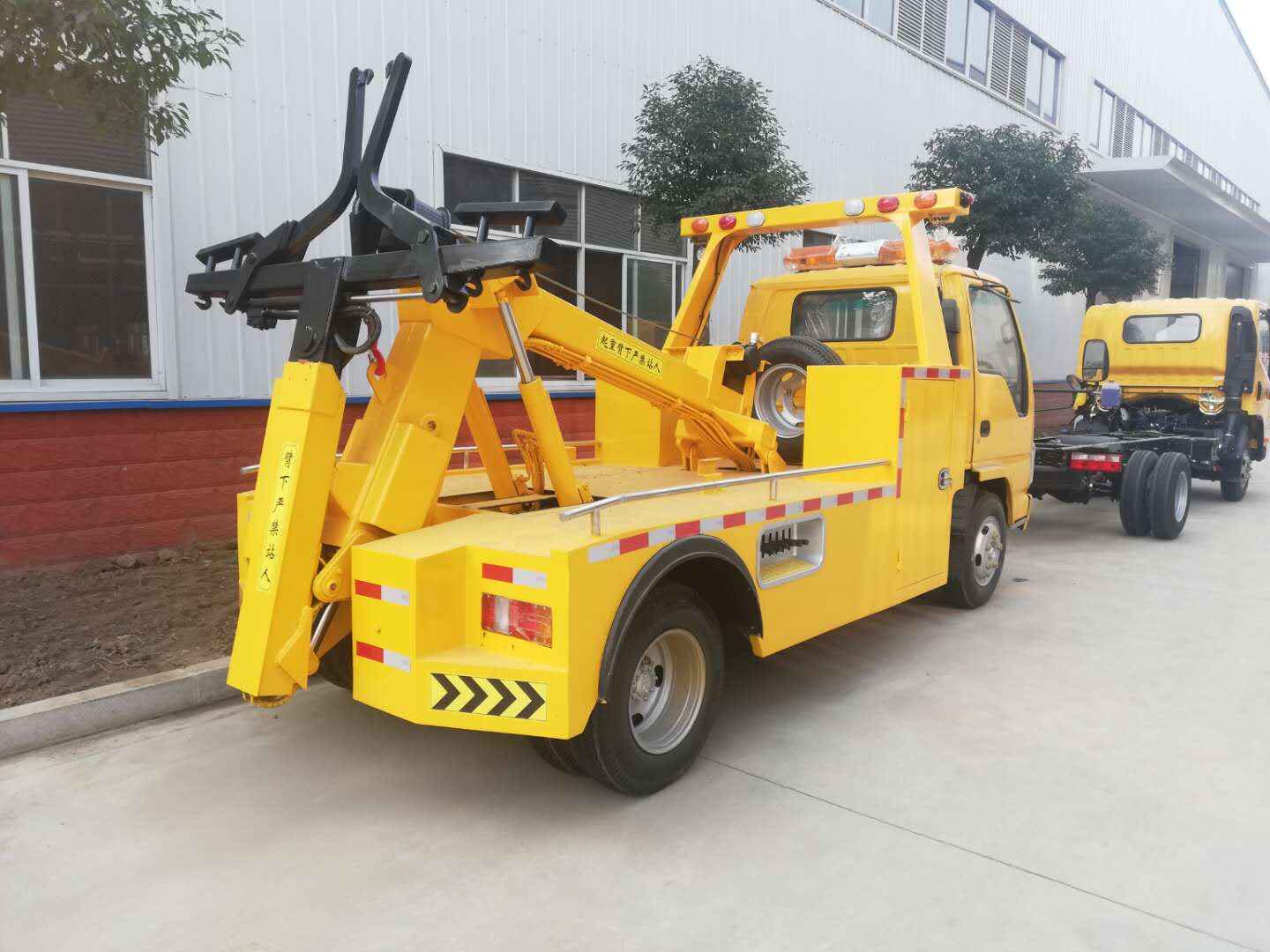 biggest wrecker truck