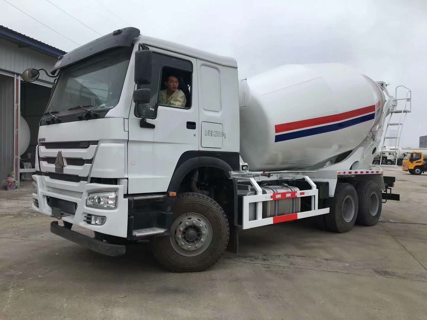 china howo concrete mixer truck, china mobile concrete mixer truck